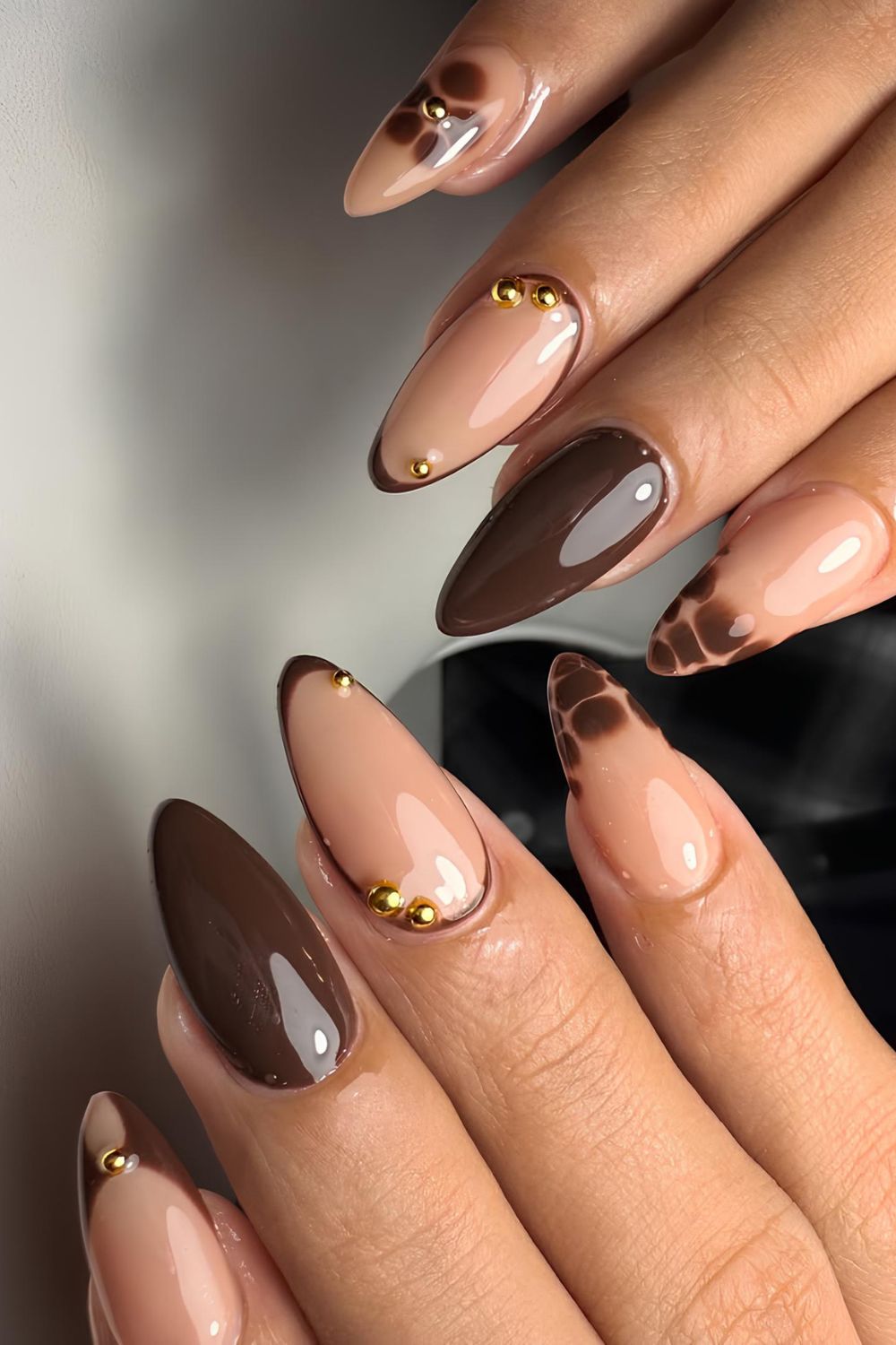 Brown mani with blooming floral accents and gold details