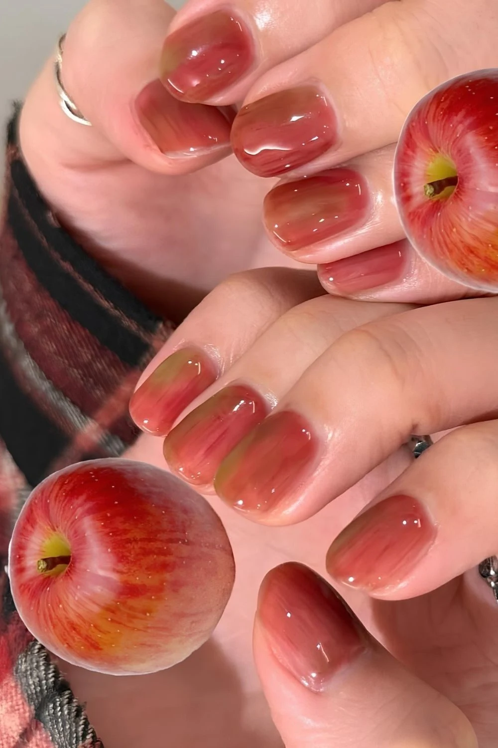 Glossy short nails inspired by apple skin