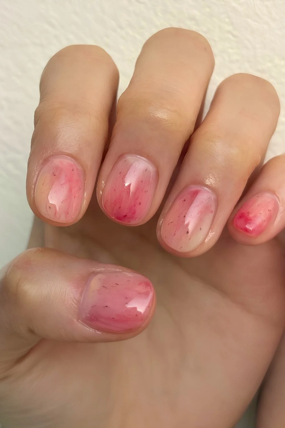Glossy short nails inspired by strawberry skin