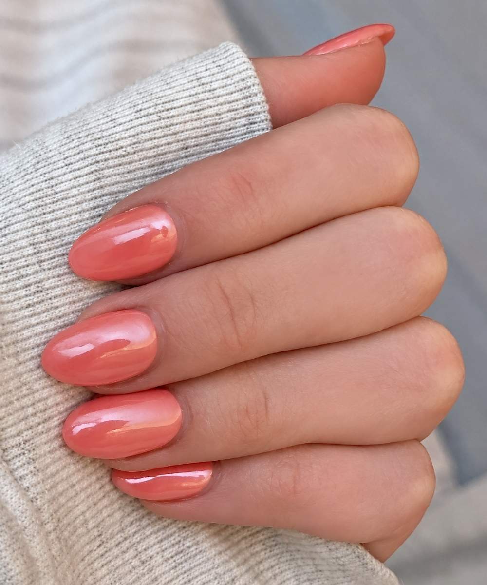 Coral chrome effect mani