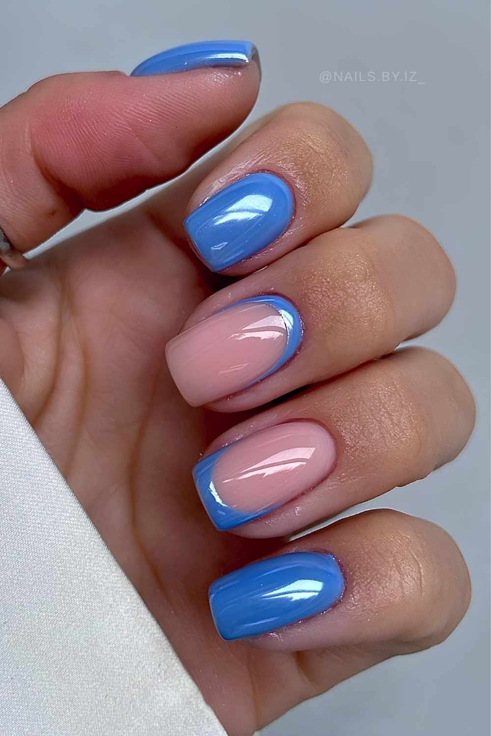 Short mid blue chrome nails