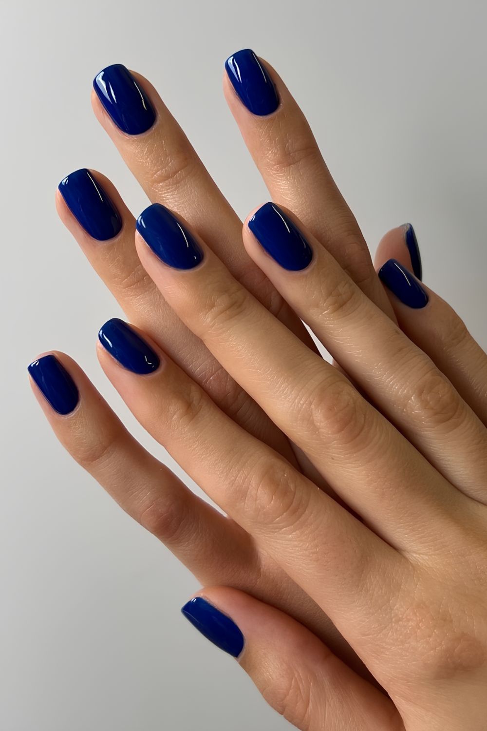 Short navy blue manicure