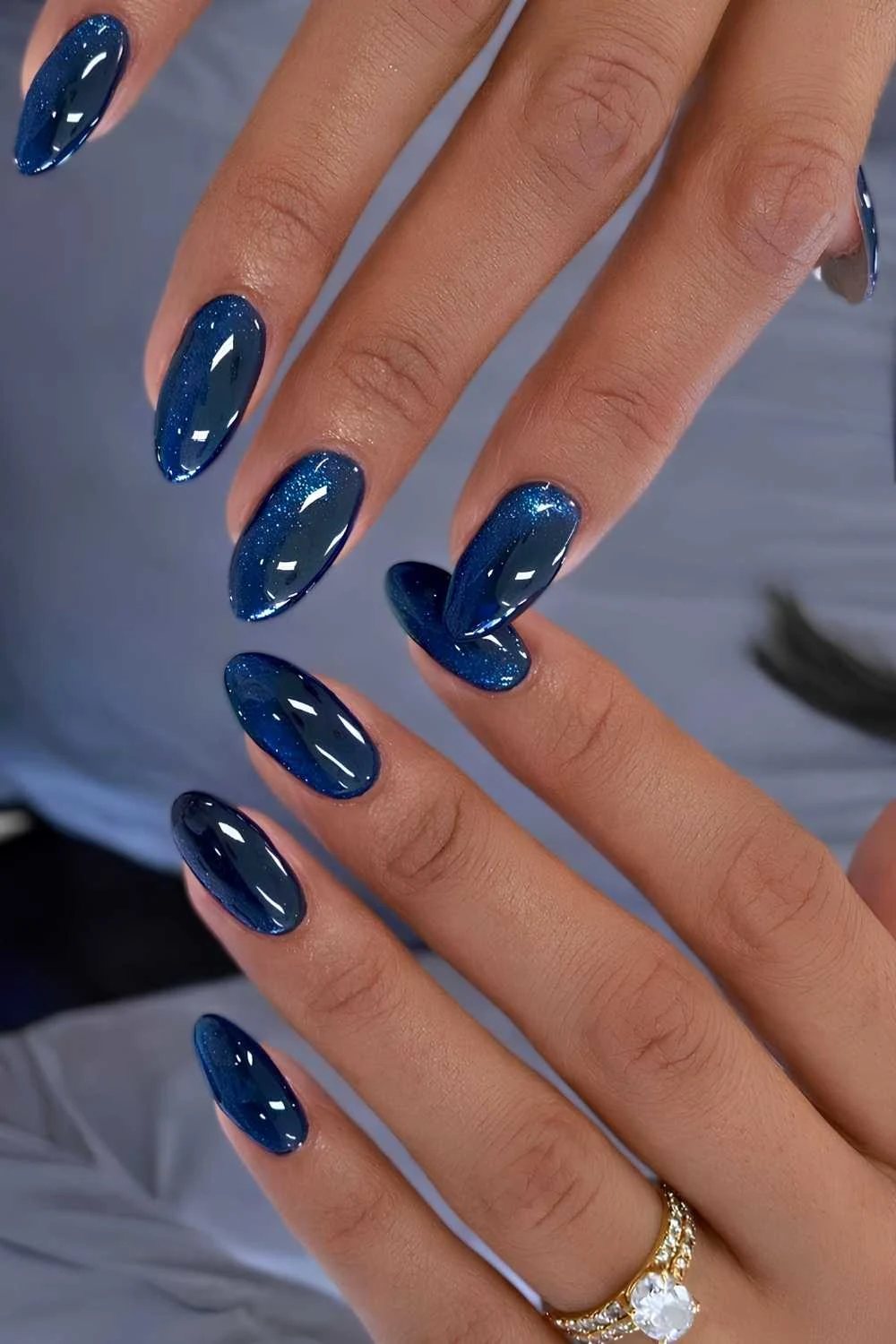 Almond navy blue cat eye mani