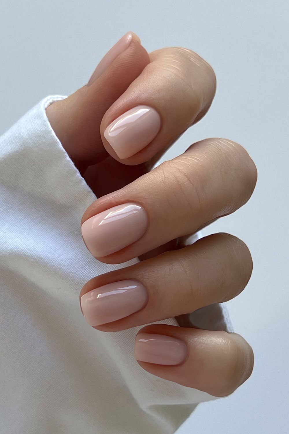 Light beige and glossy short mani