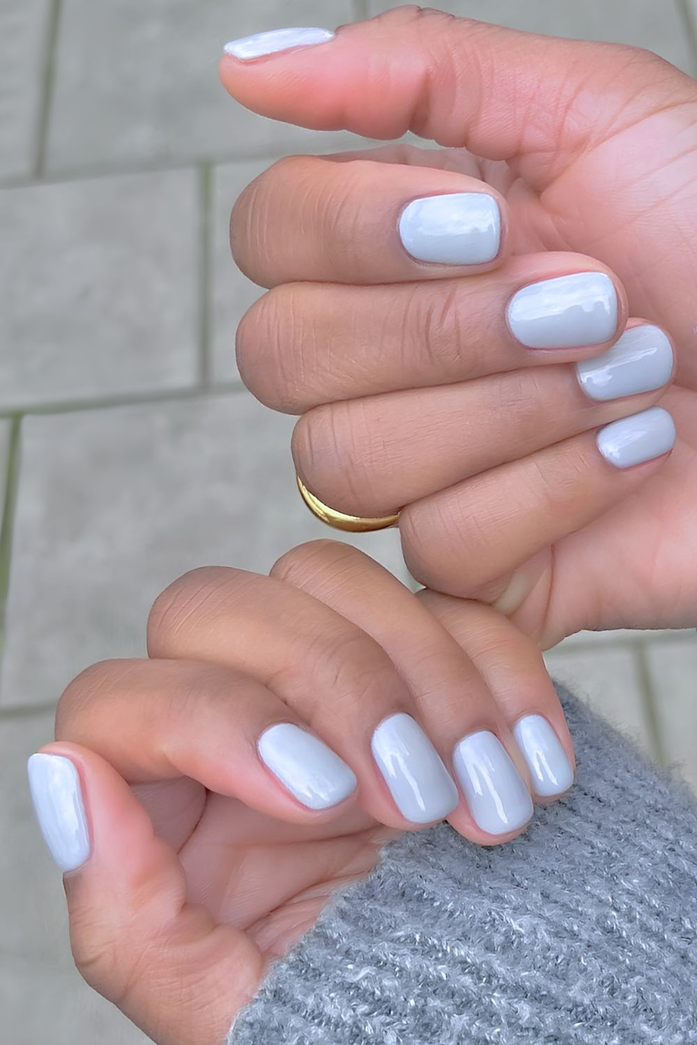 Light gray manicure