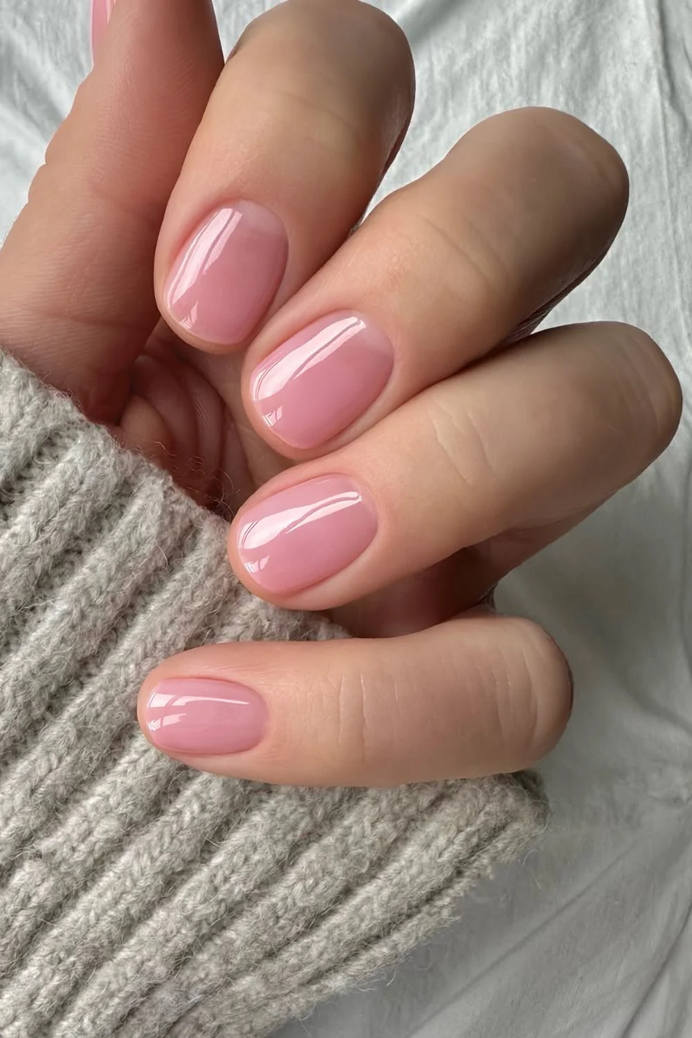 Short pink lipgloss nails