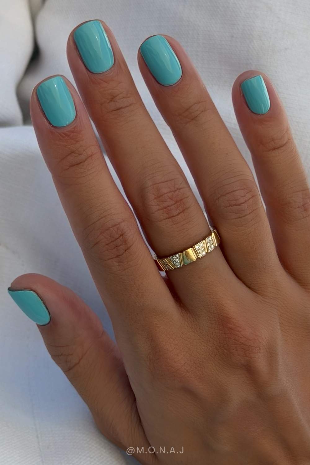 Short teal manicure