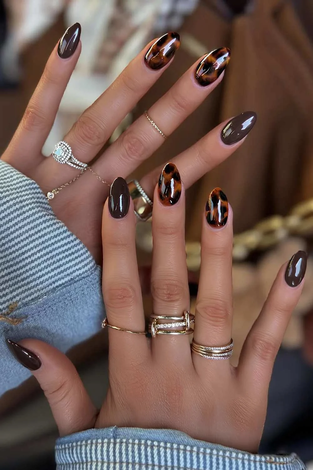 Brown mani with tortie shell pattern