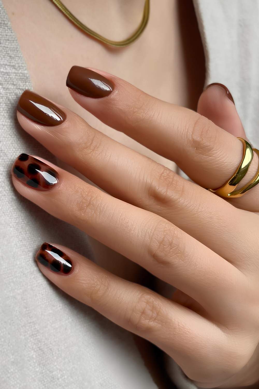 Chestnut brown mani with tortie shell details