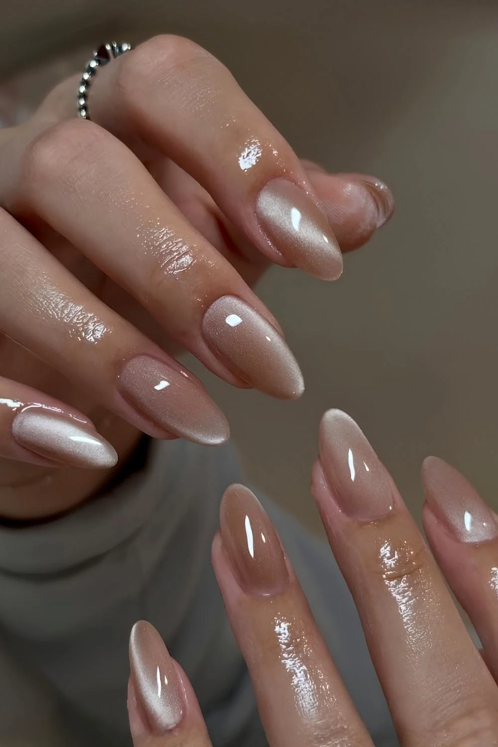 Neutral cat eye effect nails