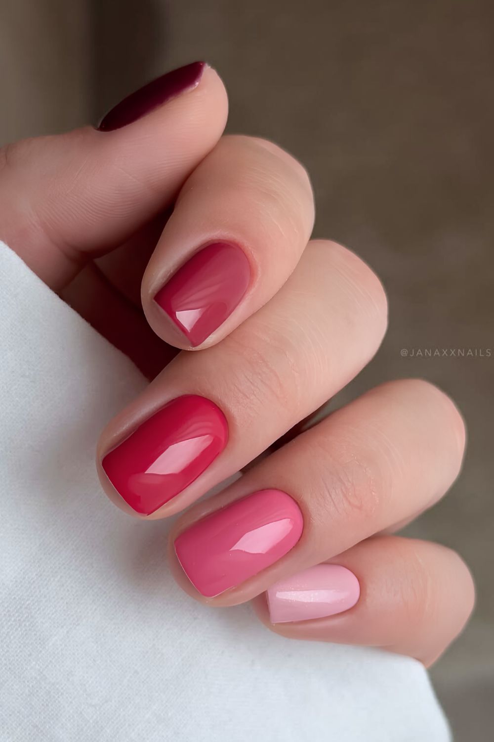 Pink to red gradient short mani