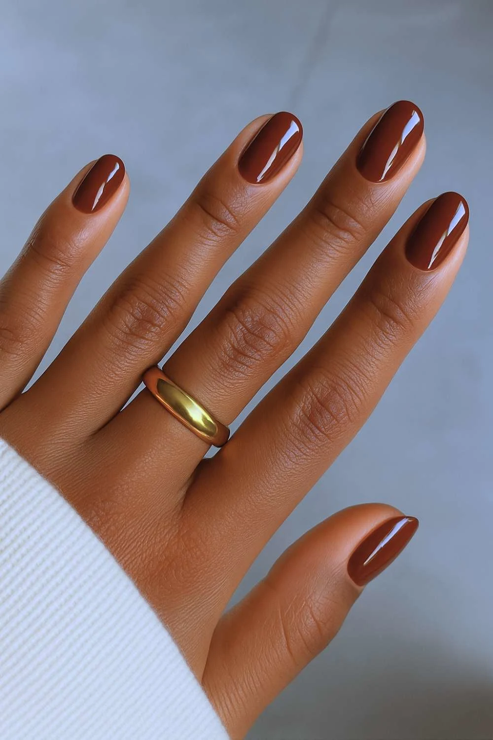 Round chestnut brown manicure