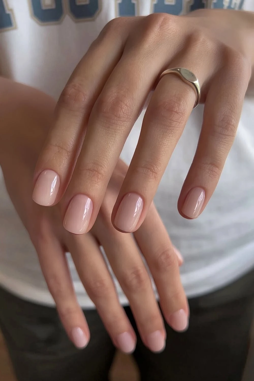 Short and glossy neutral mani