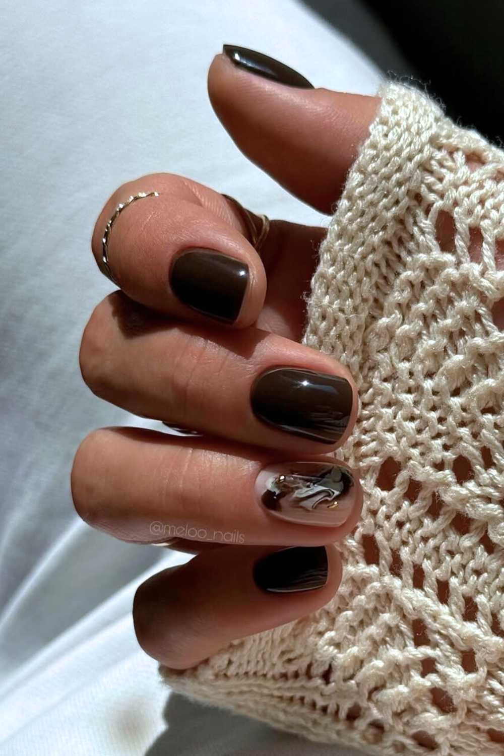 Short brown mani with marble accent