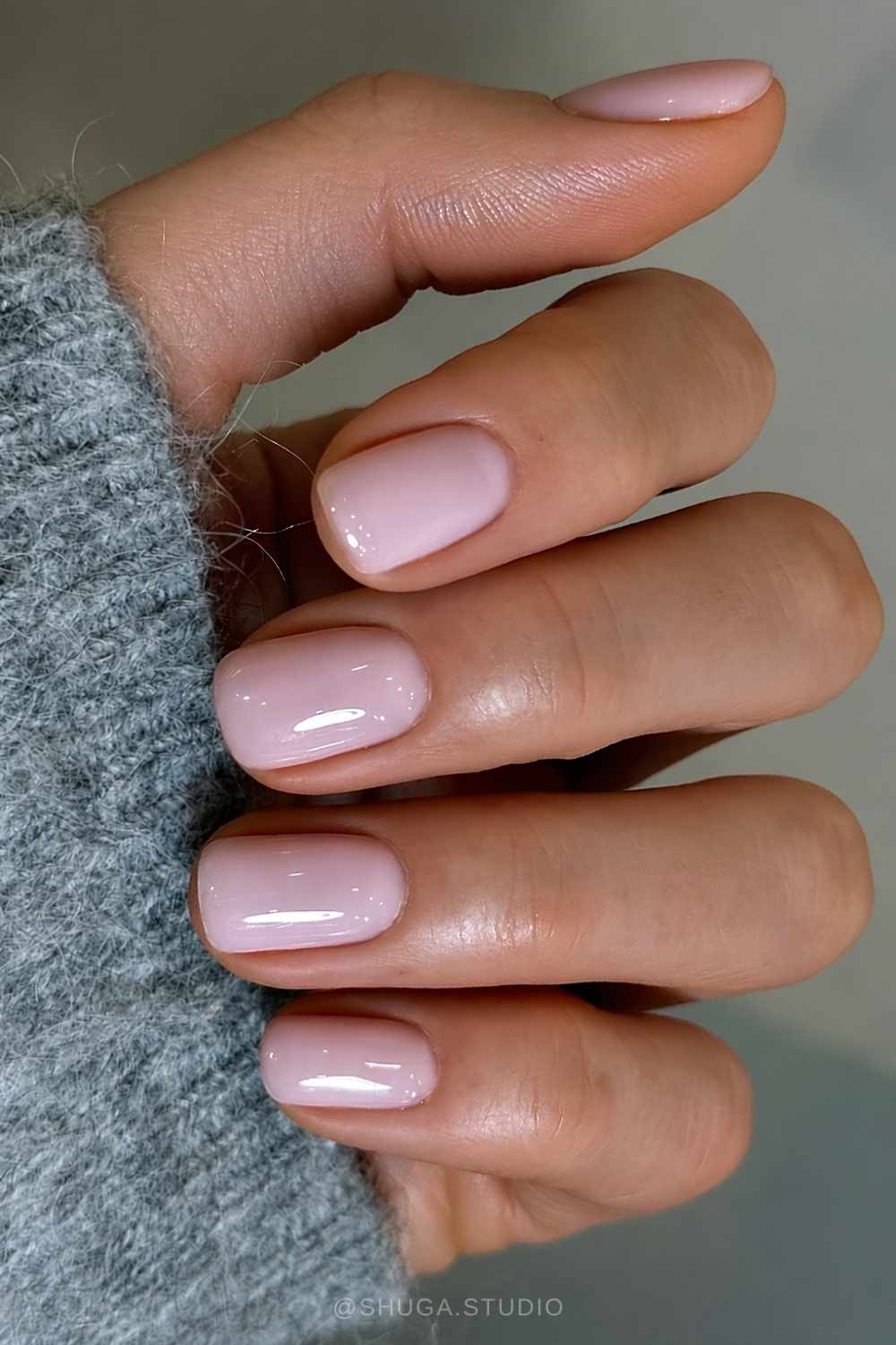 Short glossy pink mani