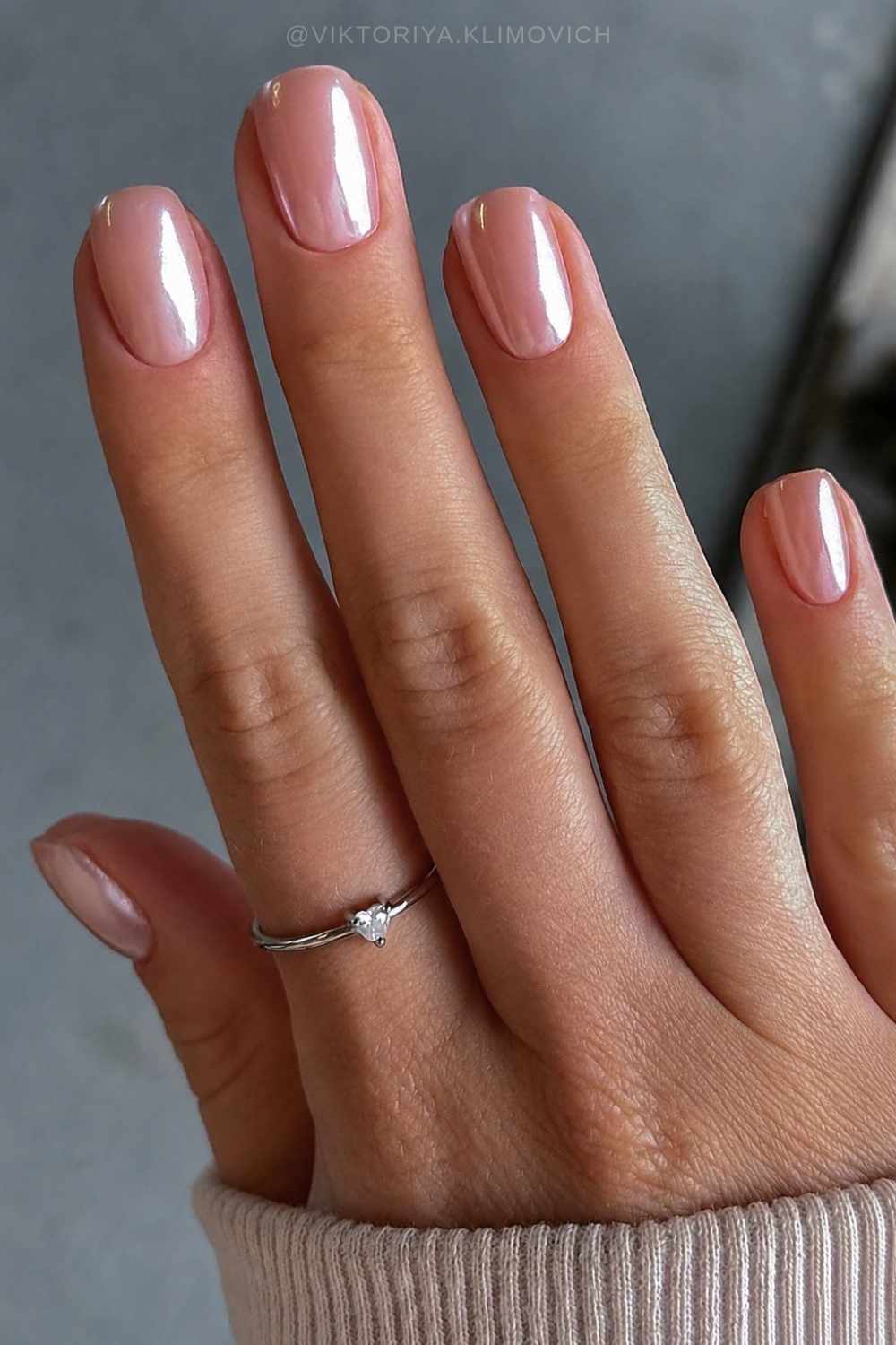 Short light pink chrome nails