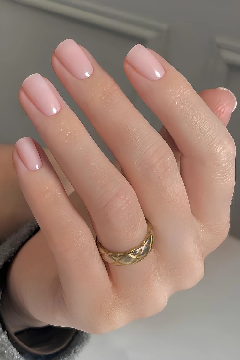 Short neutral pink nails