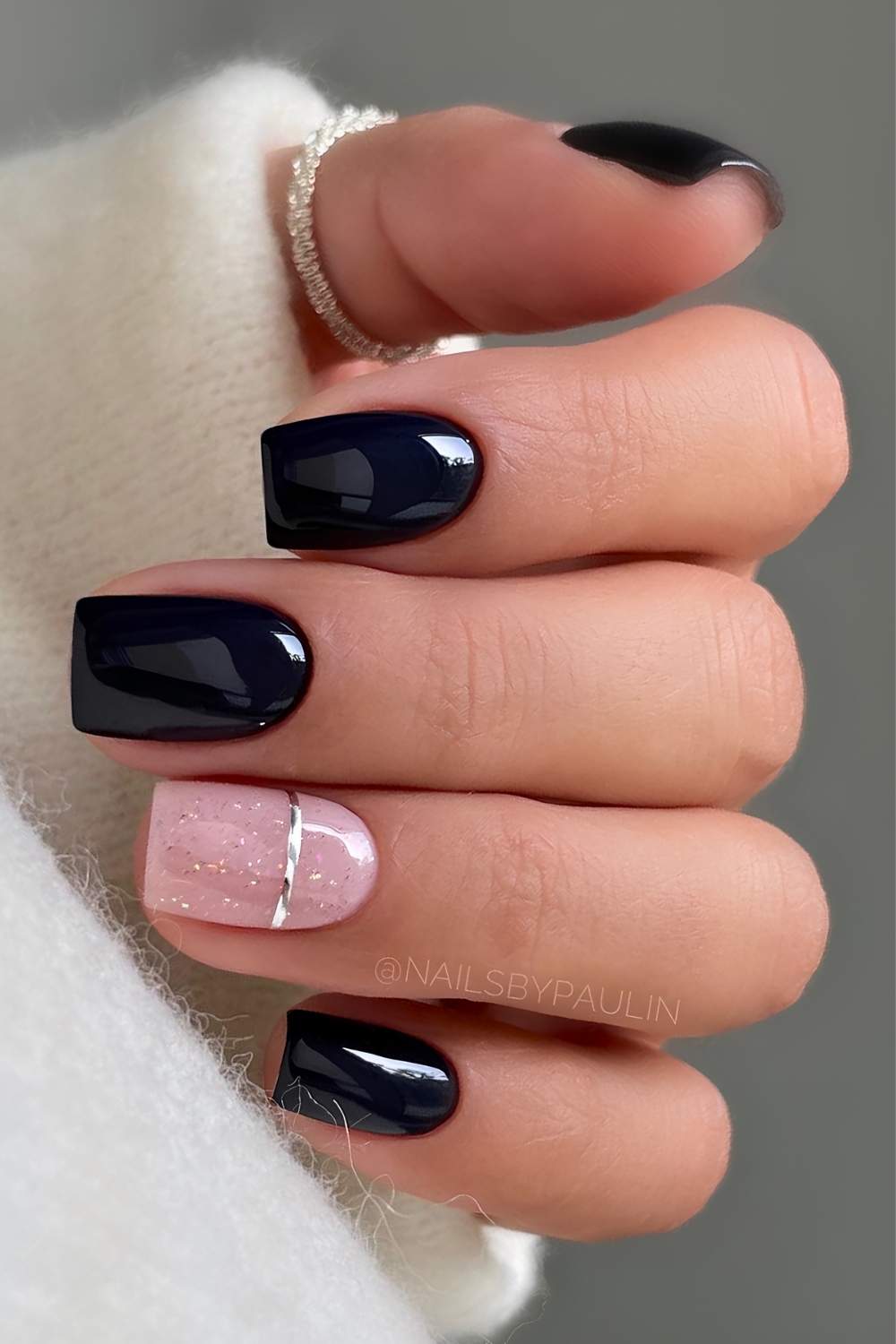 Glossy black mani with glitter and silver chrome line