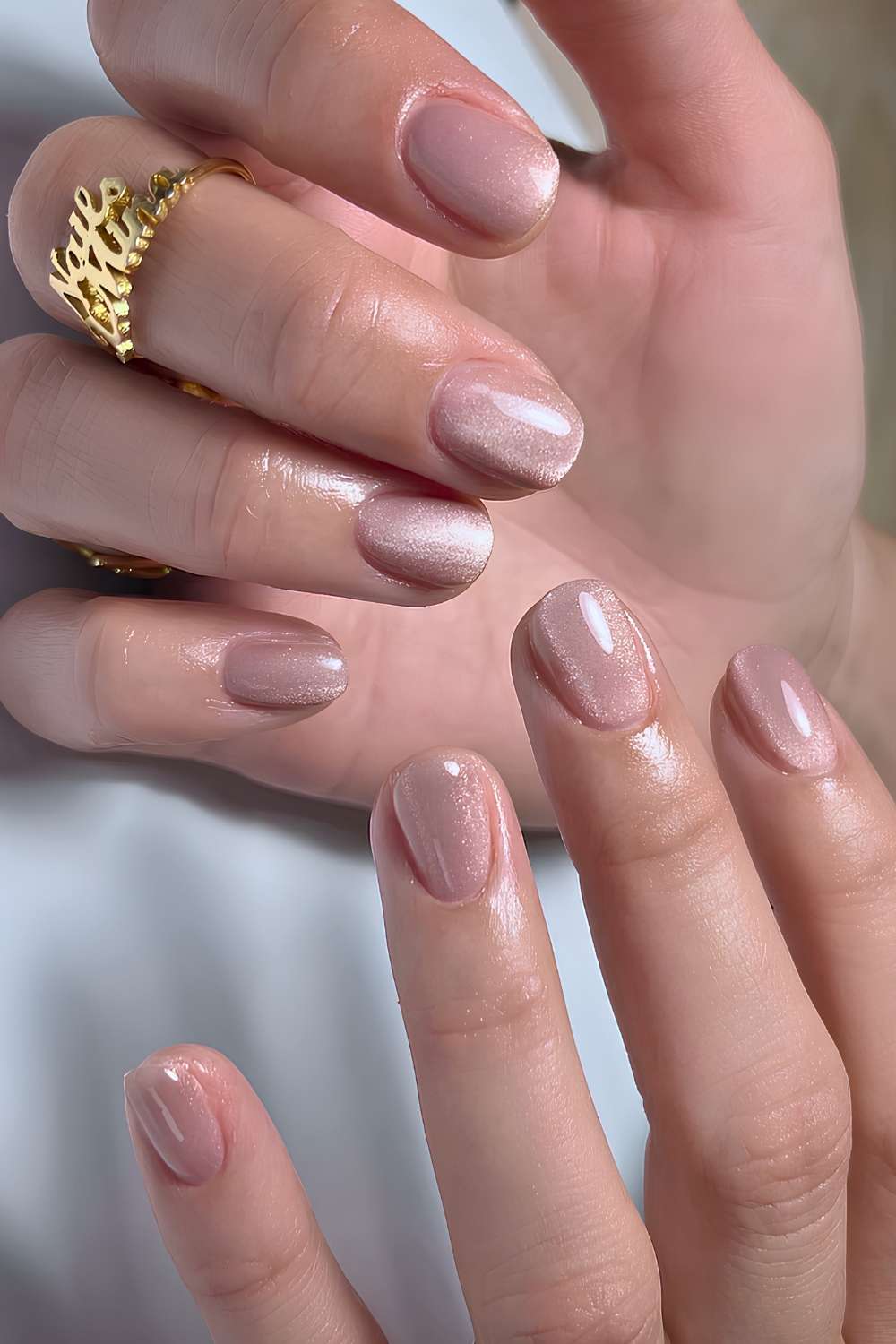 Short and neutral velvet nails