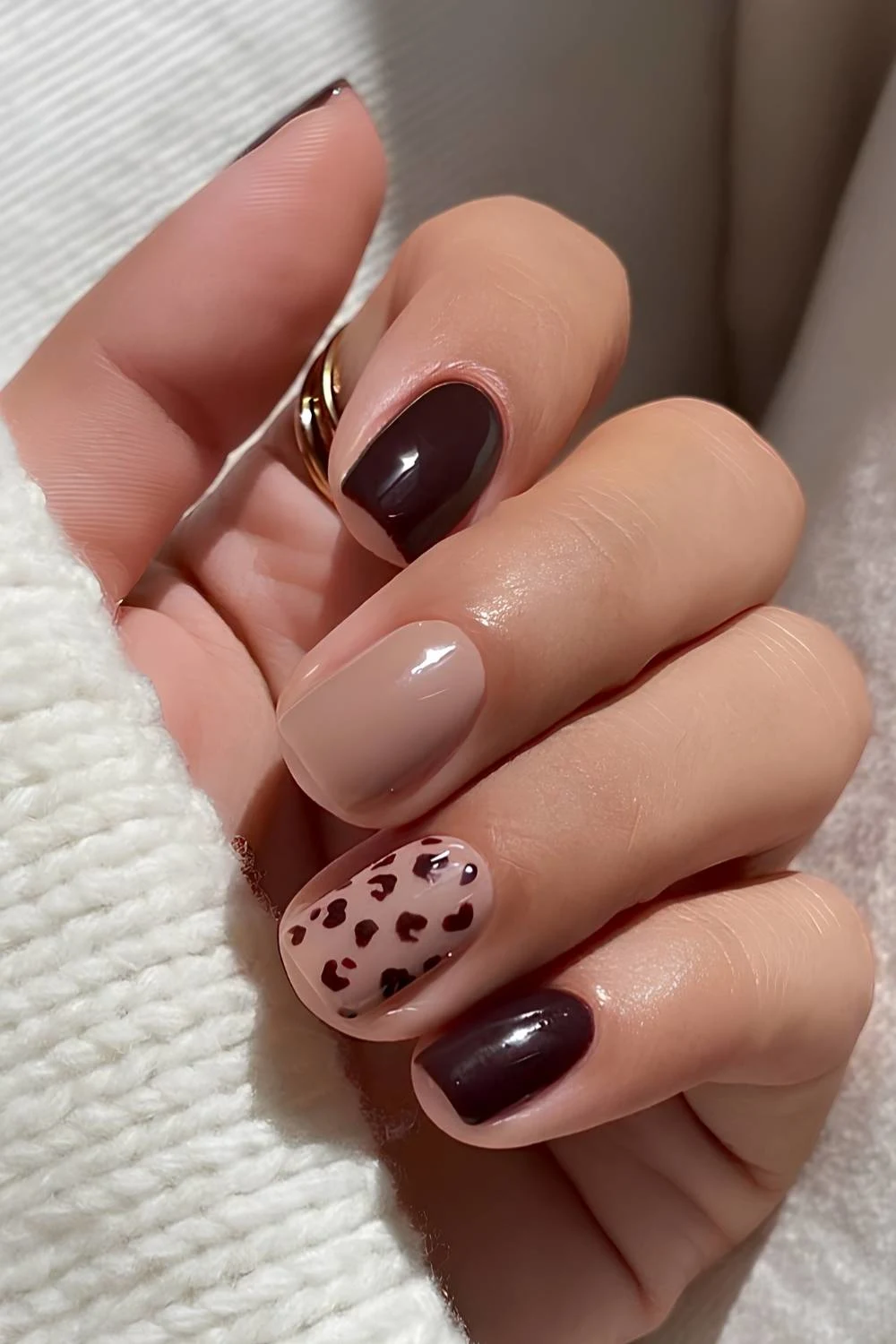 Short brown and beige leopard print nails