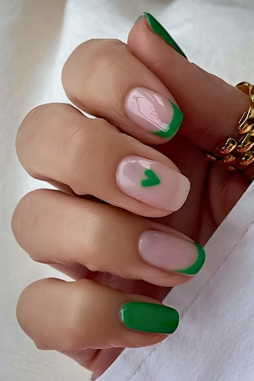 Short green nails with accent heart
