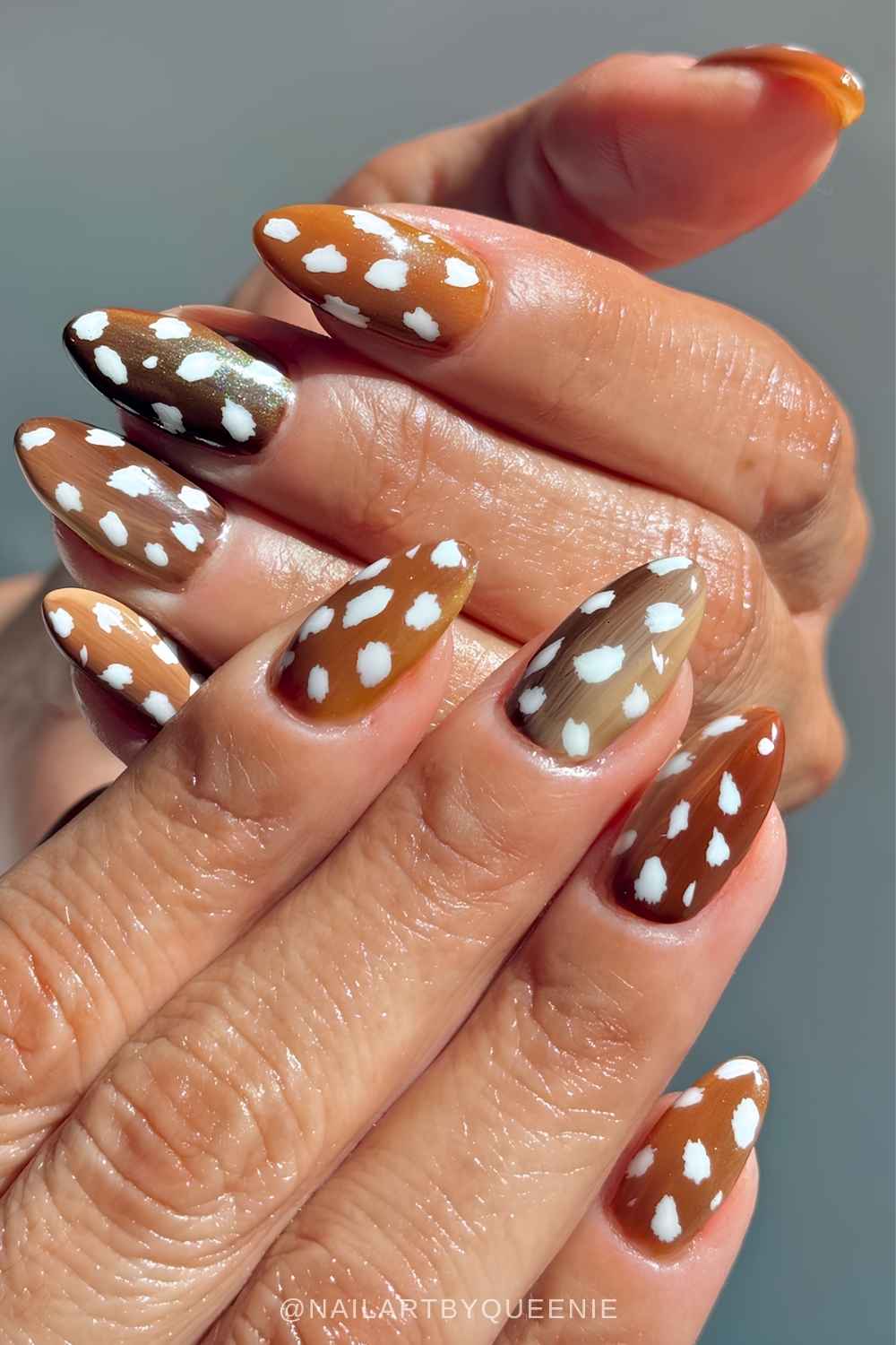 Almond brown nails with fawn print