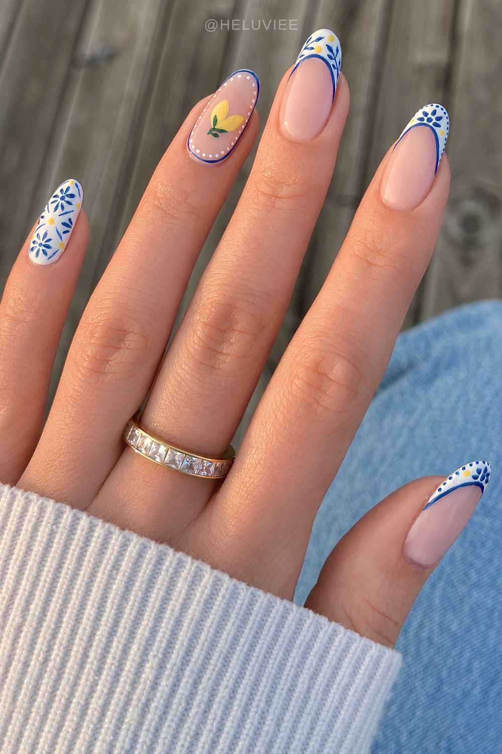 Blue and white mediterranean nails with lemons