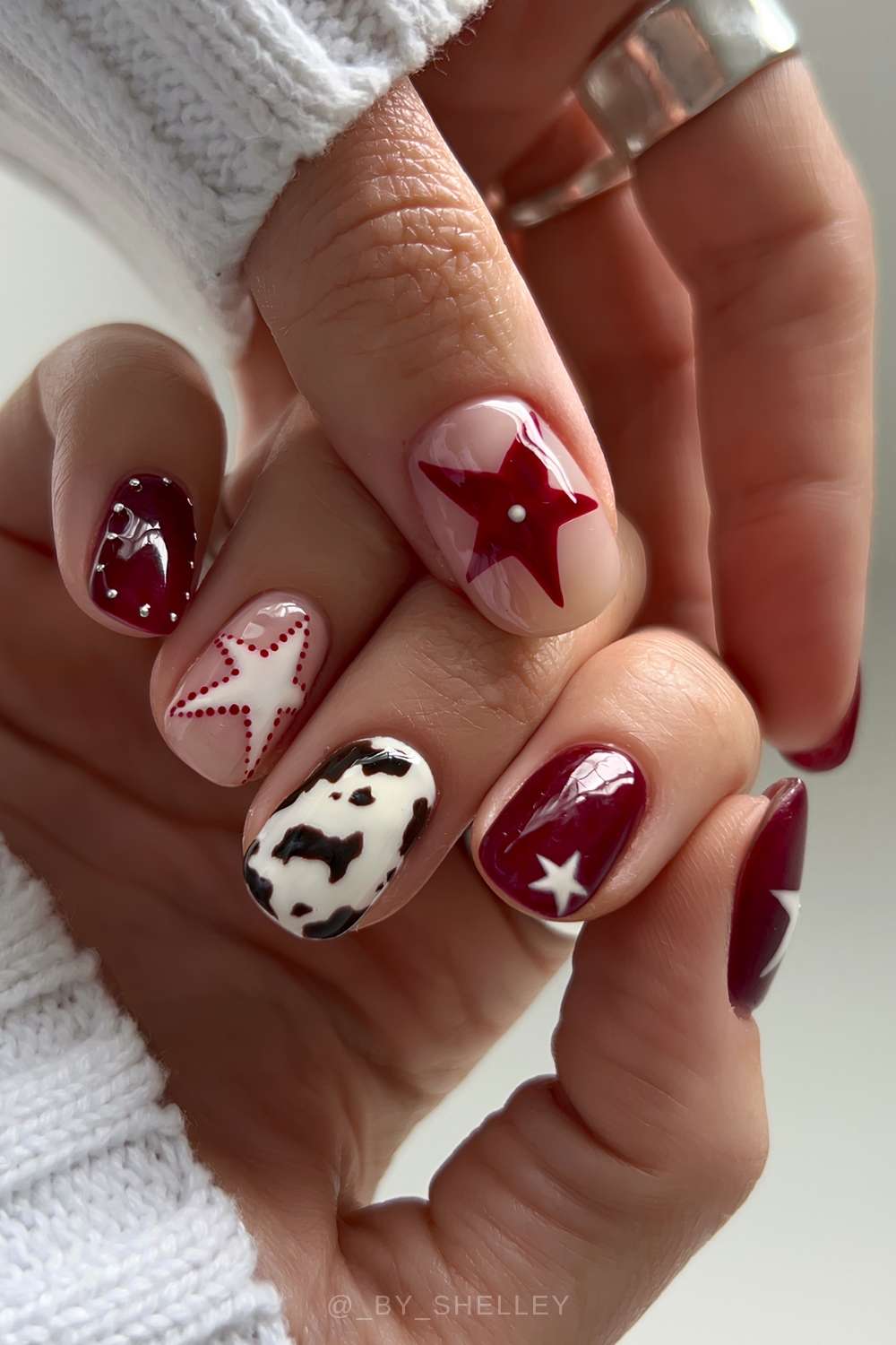 Short burgundy mani with stars and cow print