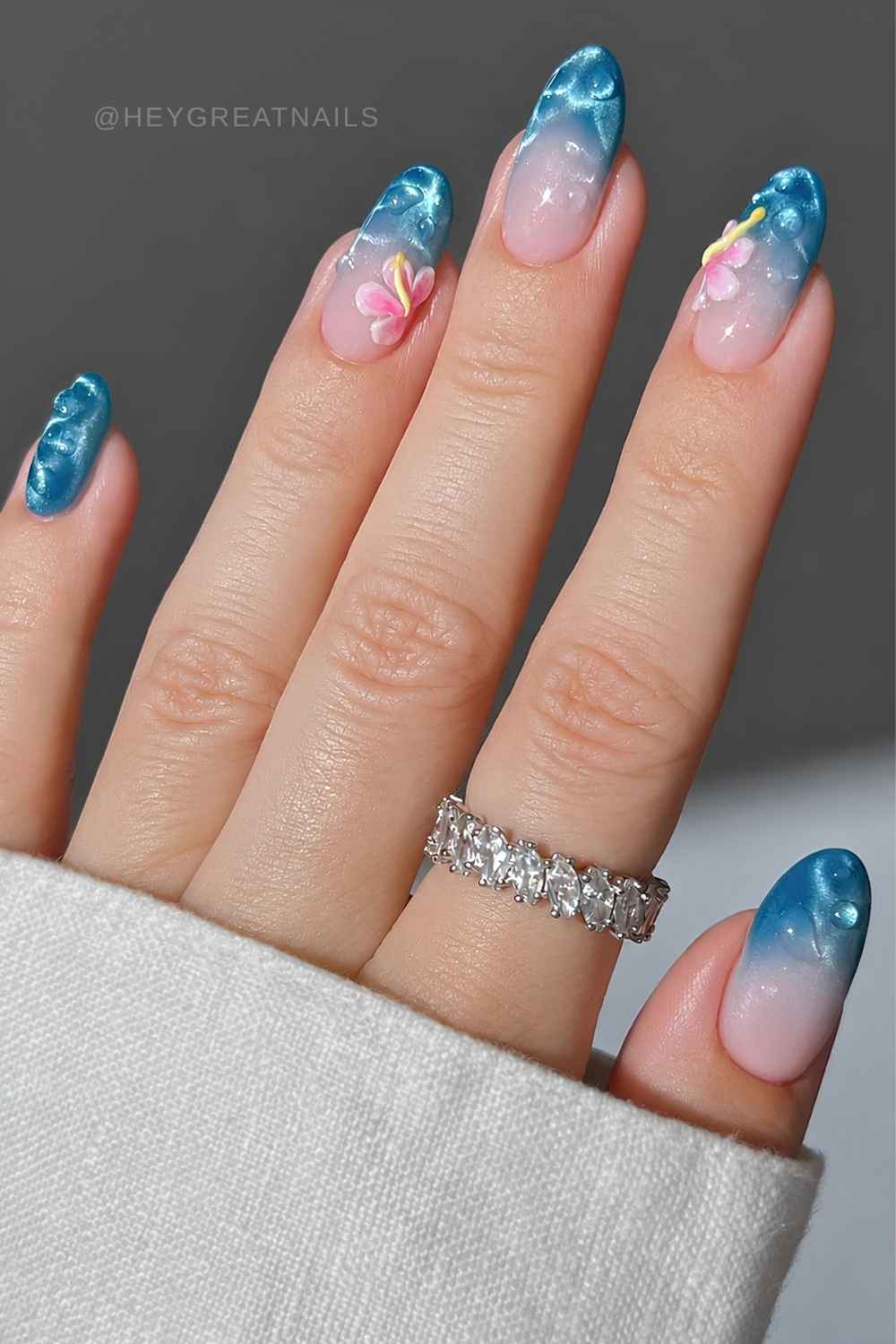 Blue ripple effect cat eye mani with flowers