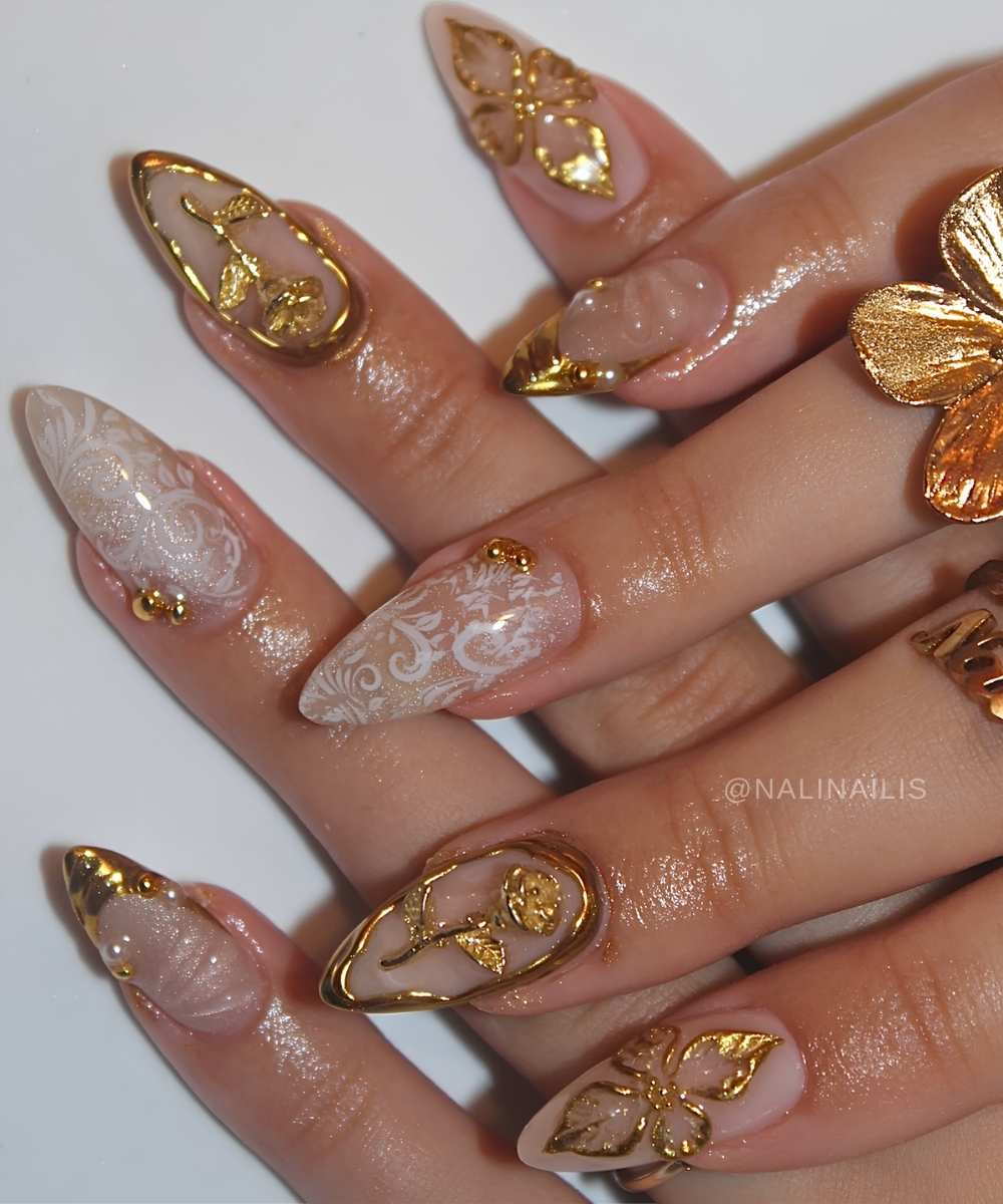 Gold nails with white lace and vintage flowers