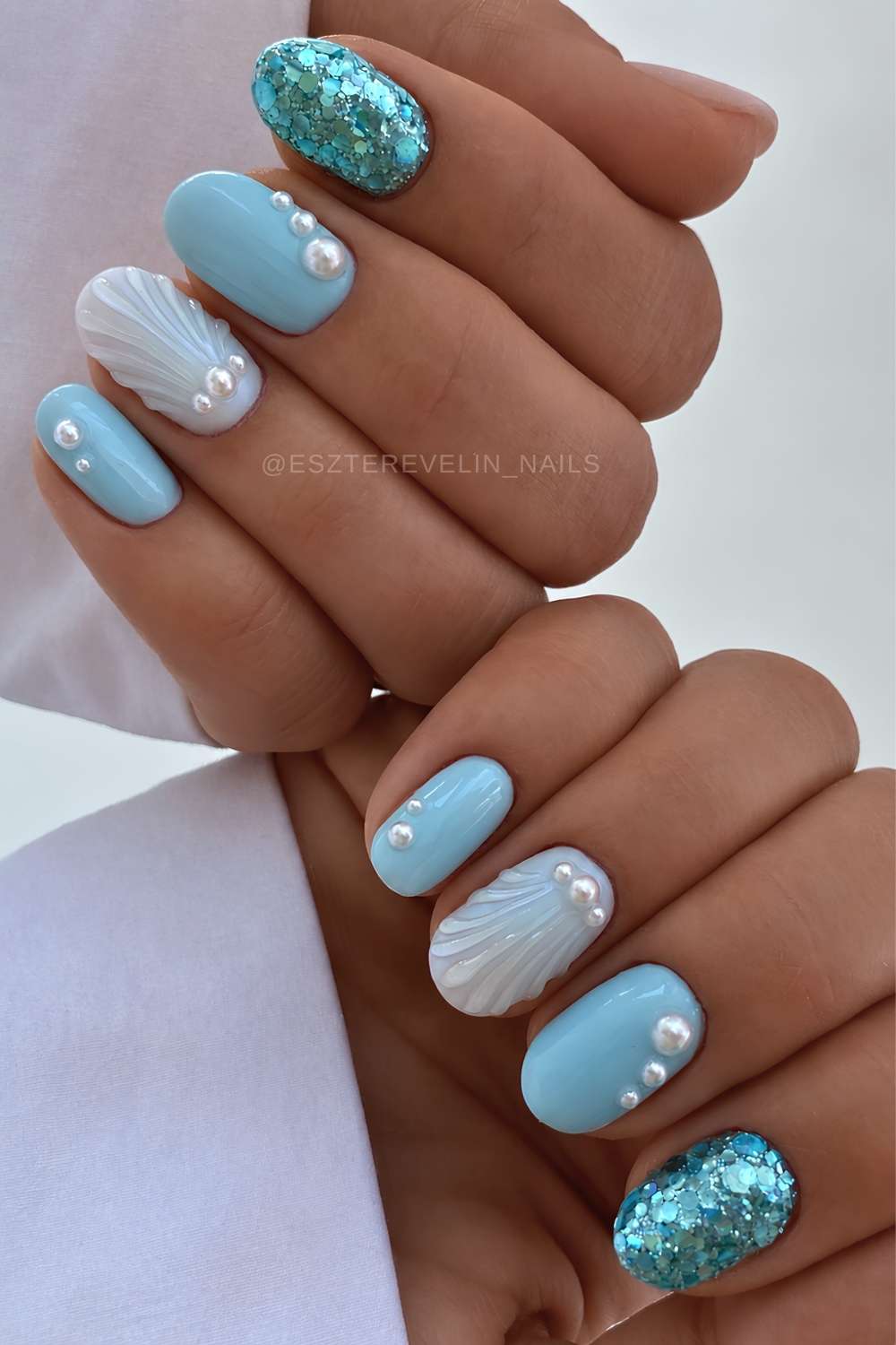 Short blue nails with shells and pearls