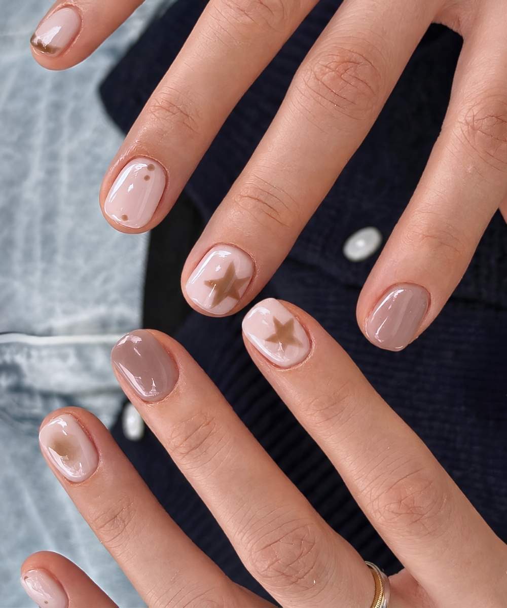 Short taupe and white nails with stars