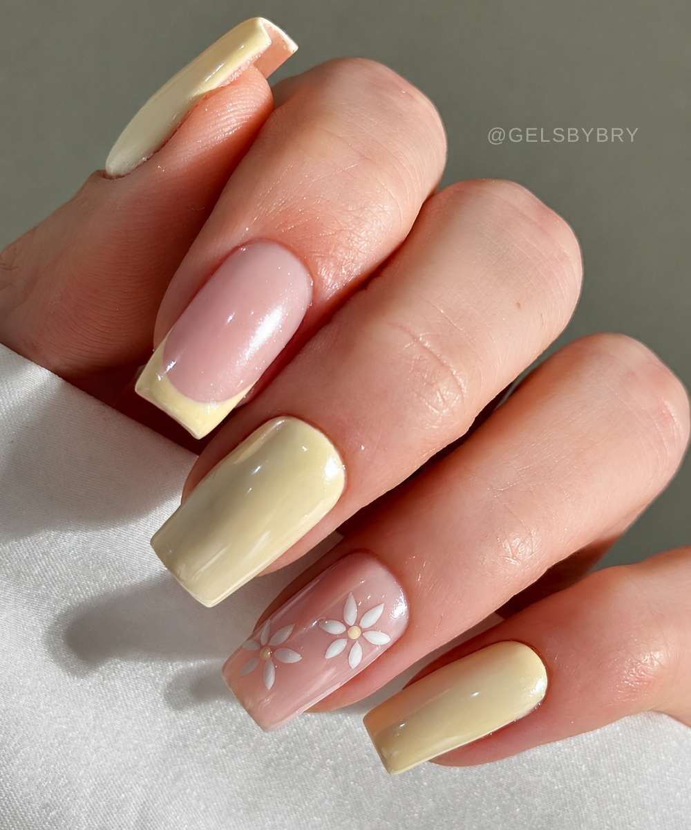 Square yellow chrome mani with daisy art