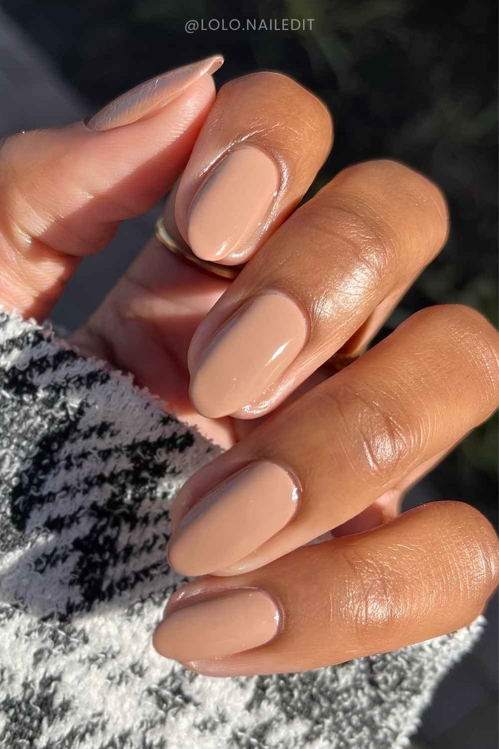 Opaque nude manicure