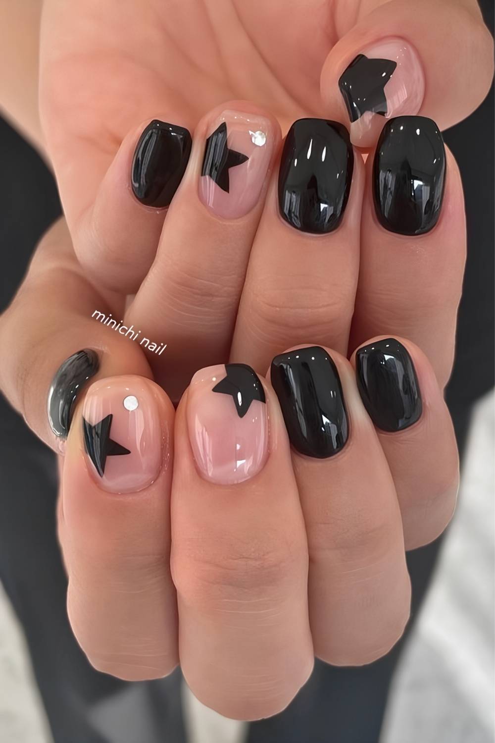 Short black mani with star art