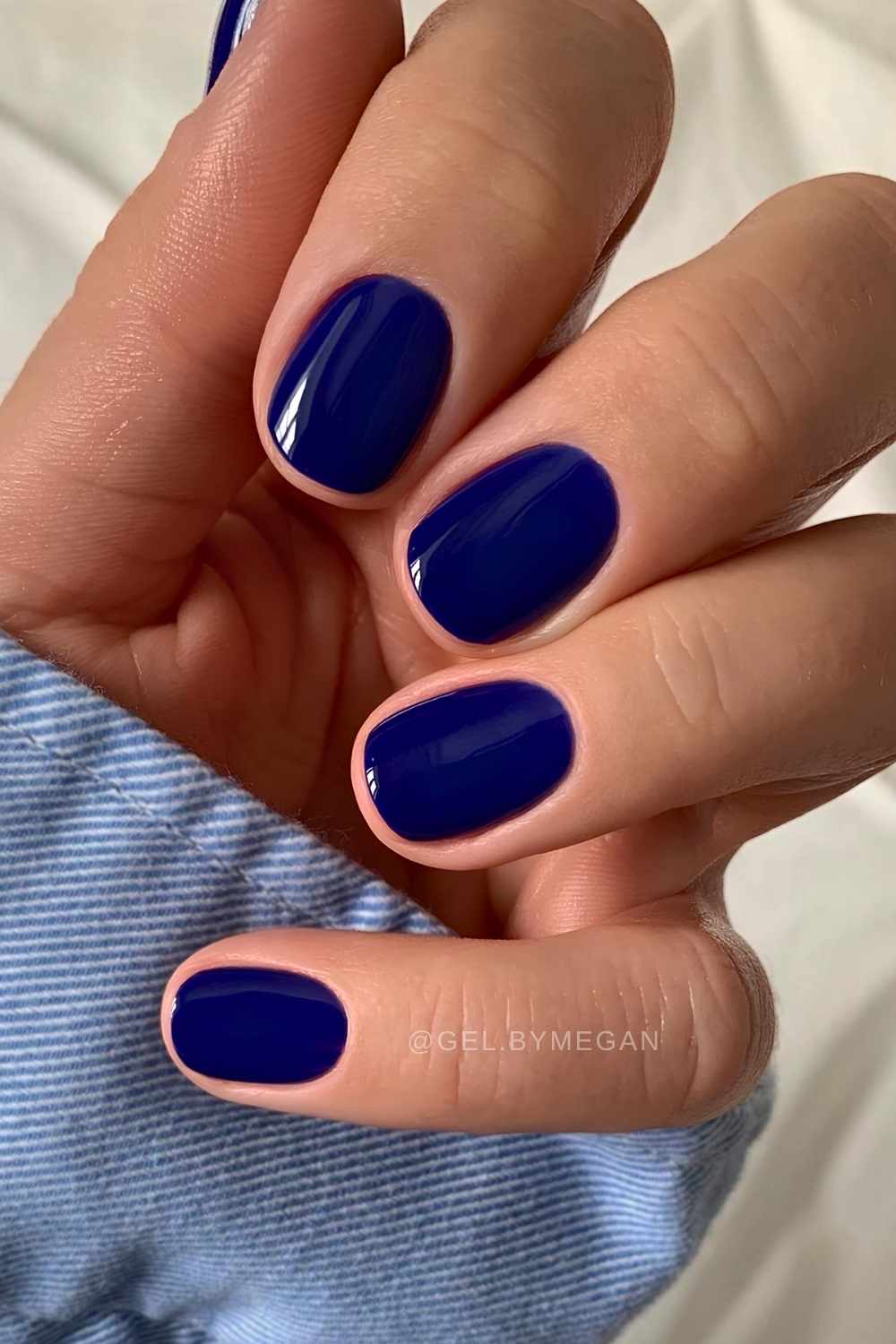 Short deep blue manicure