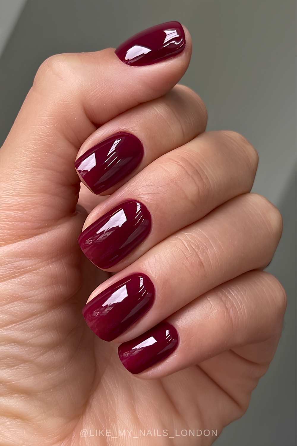 Short elegant dark red manicure