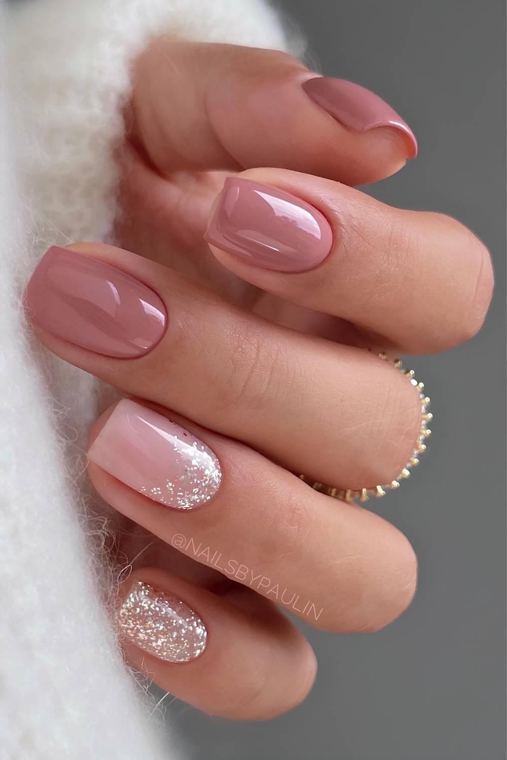 Short mauve nails with gold glitter