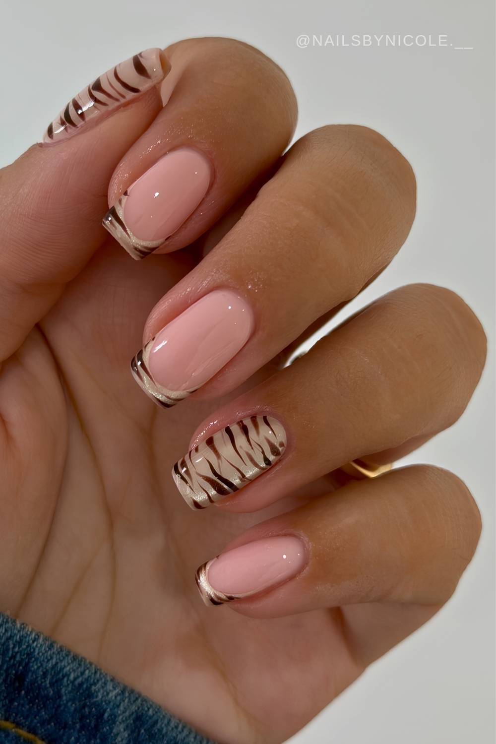 Short neutral cat eye mani with zebra print
