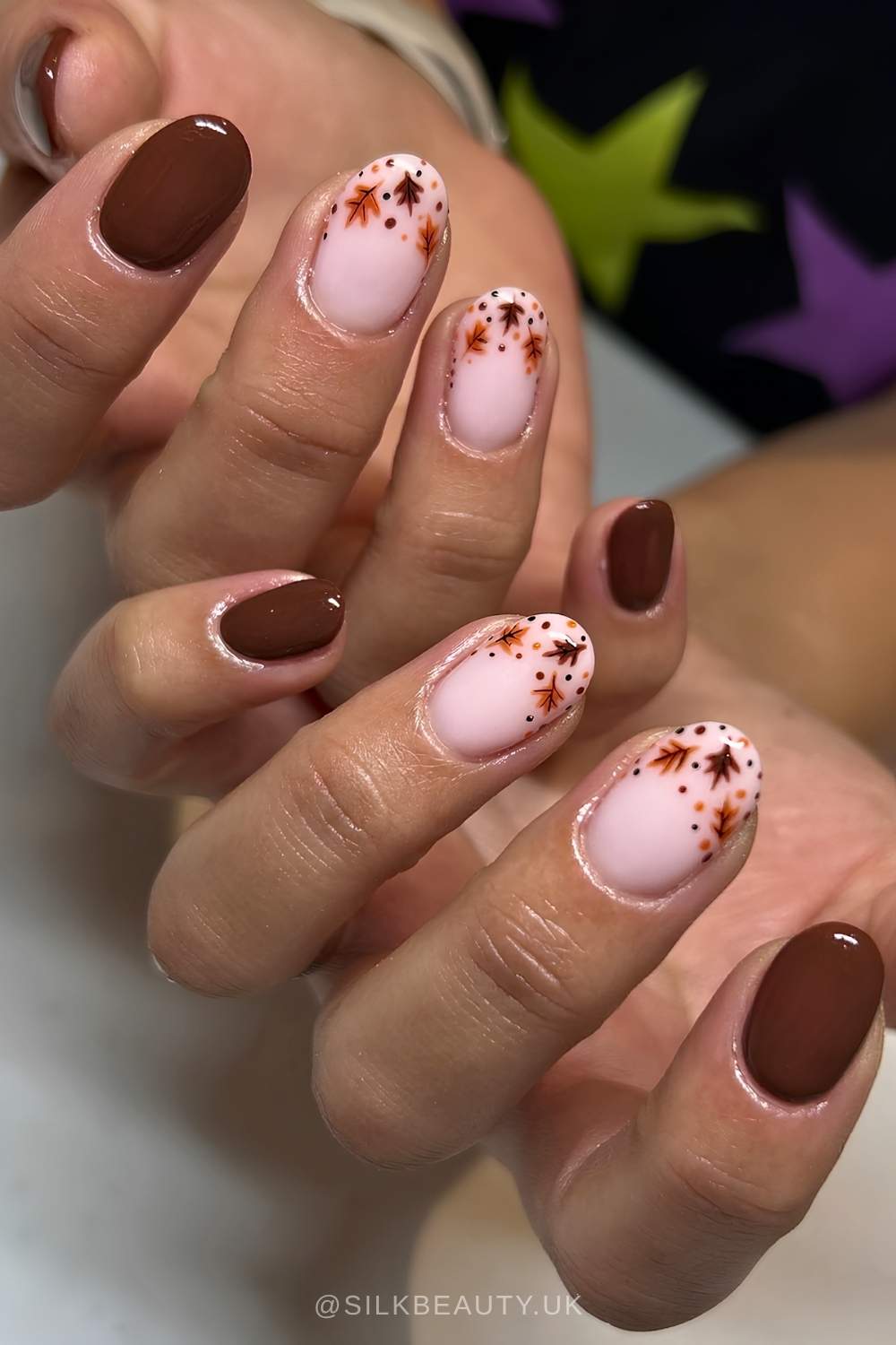 Brown mani with autum leaf motifs